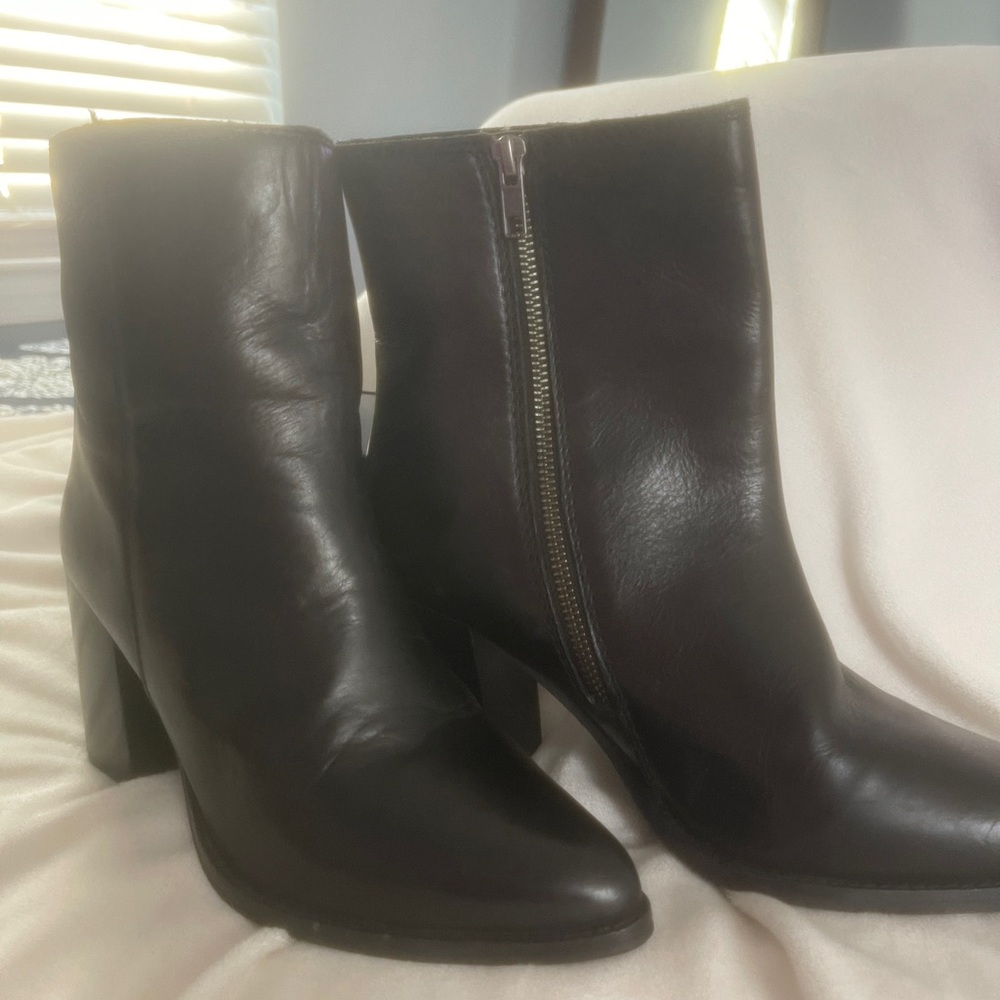 Diva True Women’s Black Leather Chunky Heel Low Boot